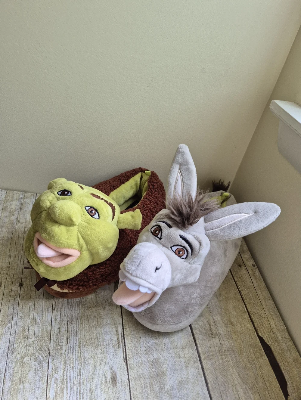 Shrek & Donkey Plush Slipper Pair - Green and Gray, Unisex - Picture 2 of 12